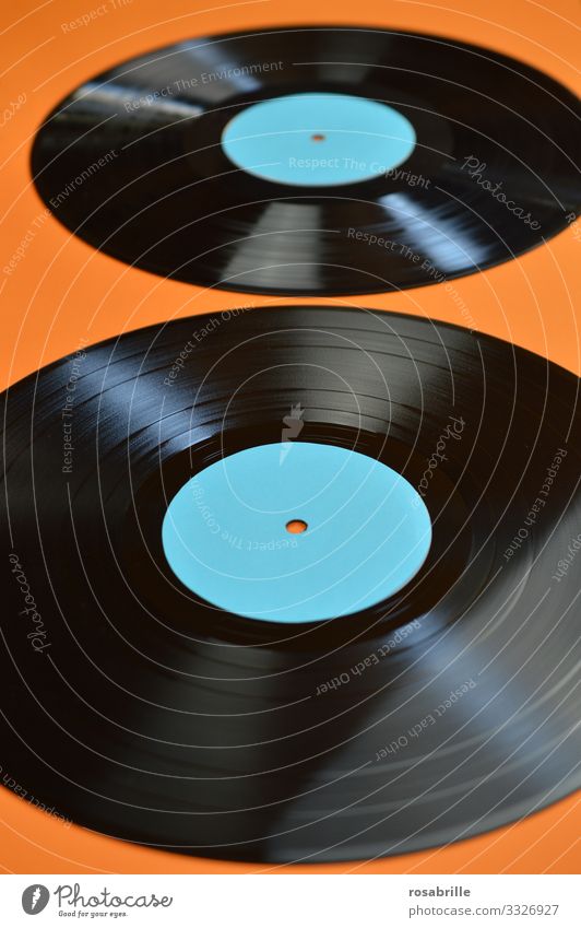 alte Schallplatten aus Vinyl machen auch ein schönes | Geräusch Schallplatten. LP antik vintage Musik Disco schwarz Langspielplatte rund abspielen neutral