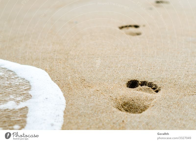 Fußabdrücke im Sand am Strand in der Nähe der Brandung Meer Wellen Tapete Natur Fußspur gelb weiß Hintergrund schäumen Spuren Wasser gelber Sand Nahaufnahme