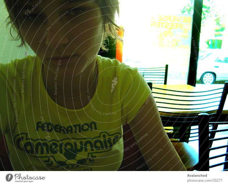 mygirl-_- Fenster Plakat Frau kleines Mädchen Stuhl gelbes T-Shirt Kontrast