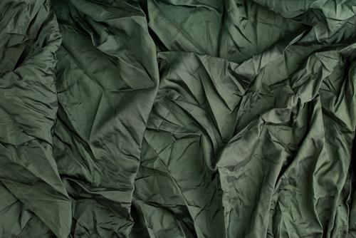 grüner Satin-Textilstoff Reichtum elegant Design Mode Stoff glänzend dunkel natürlich weich Farbe seidig Glanz Seide sanft Element Hintergrund Leinwand Sahne