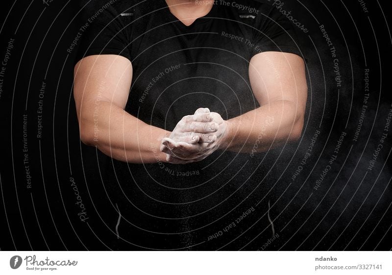 muskulöser Athlet in schwarzer Uniform Lifestyle Körper Fitness Sport Leichtathletik Mensch Mann Erwachsene Hand Finger sportlich stark weiß Kraft Magnesia