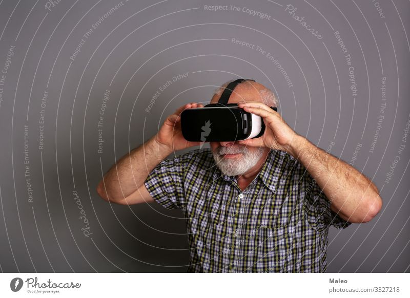 Mann, der eine Brille mit virtueller Realität trägt. Studioaufnahme, grauer Hintergrund wirklich vr Panorama (Bildformat) Spielen Technik & Technologie gadget