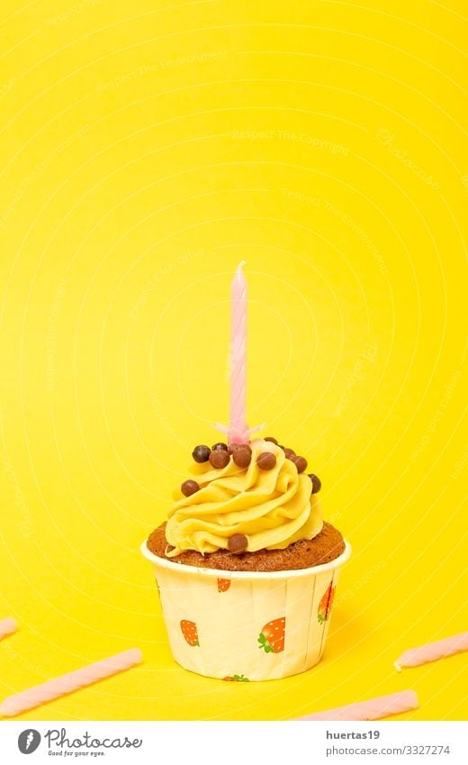 Hausgemachter Geburtstagskuchen mit Kerze Lebensmittel Dessert Süßwaren Schokolade Glück Dekoration & Verzierung Feste & Feiern Schnur lecker gelb Farbe Kuchen