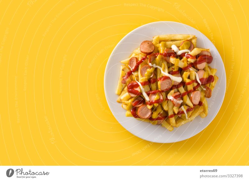 Typischer lateinamerikanischer Salchipapa auf gelbem Hintergrund. schwarz Abendessen Fastfood Fett Lebensmittel Foodfotografie Pommes frites Fries Ketchup