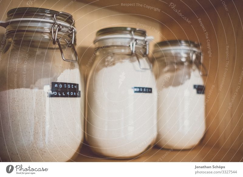 Einmachgläser mit Mehl im Küchenregal Glas Lebensmittel Innenaufnahme Menschenleer Schrank Küchenschrank Essen Wohnung Gesundheit Ernährung Kohlenhydrate