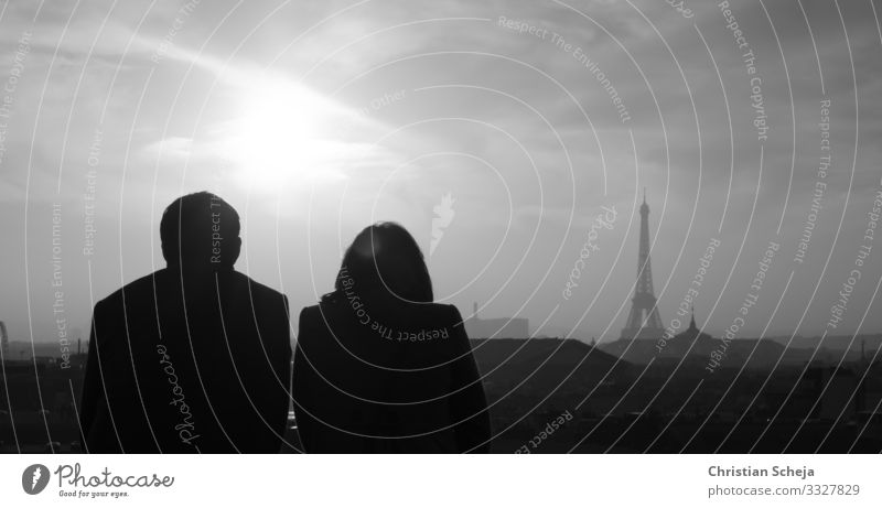 Paris Sightseeing Städtereise Mensch Paar Partner 2 Hauptstadt Skyline Turm Sehenswürdigkeit Tour d'Eiffel beobachten Kommunizieren sprechen träumen grau