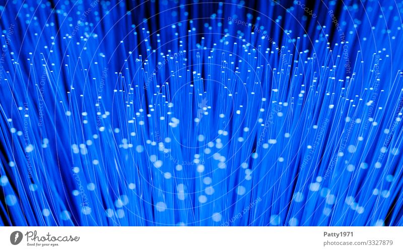 Neonblau leuchtende Fiberglaskabel - 3D render Technik & Technologie Unterhaltungselektronik Fortschritt Zukunft High-Tech Telekommunikation