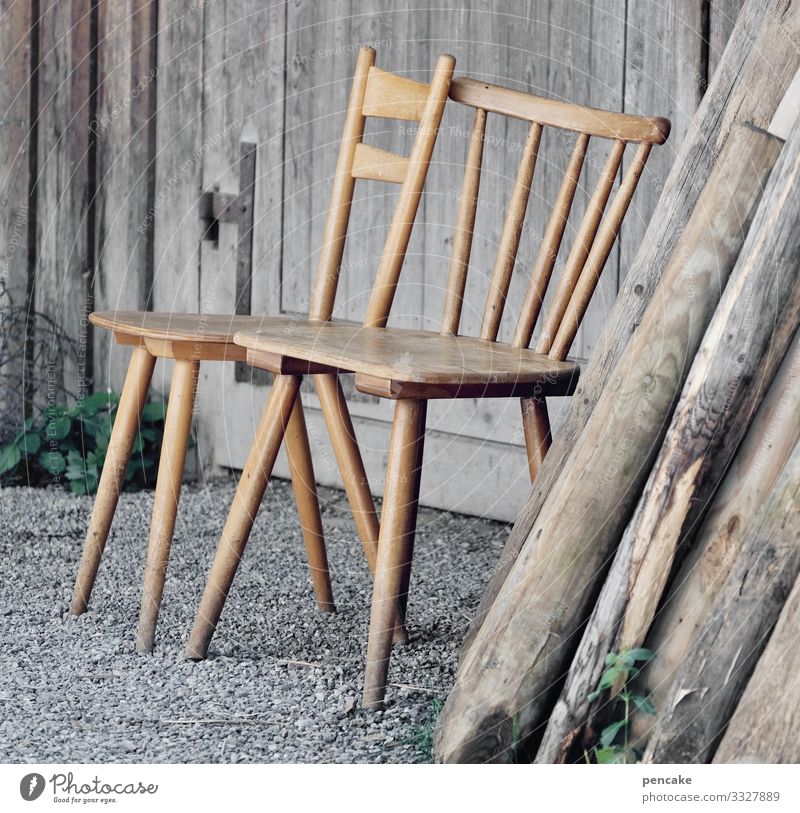 menschenleer | corona thoughts Stühle Holz Hütte verlassen zwei Sitzplatz einsam Farbfoto Tag alt Einsamkeit ruhig Ausgangssperre