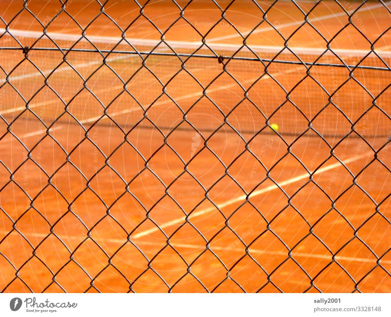 Tennisplatz von außen... Tennisball Sandplatz Tennisspiel rot gelb Maschendrahtzaun Absperrung Sicherheit verboten draußen Absicherung Schutz Sport spielen