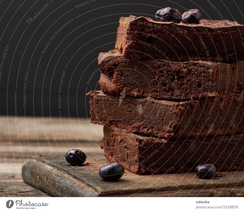 Brownie-Schokoladenkuchen mit Walnüssen Kuchen Dessert Süßwaren Ernährung Essen Kakao Tisch Holz dunkel frisch lecker braun schwarz Tradition Pasteten