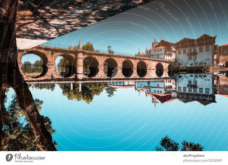 Spiegelung einer Brücke im Norden Portugals Spiegelung im Wasser Portugiesisch Historische Bauten historisch Straßenverkehr Freizeit & Hobby leer Spuren