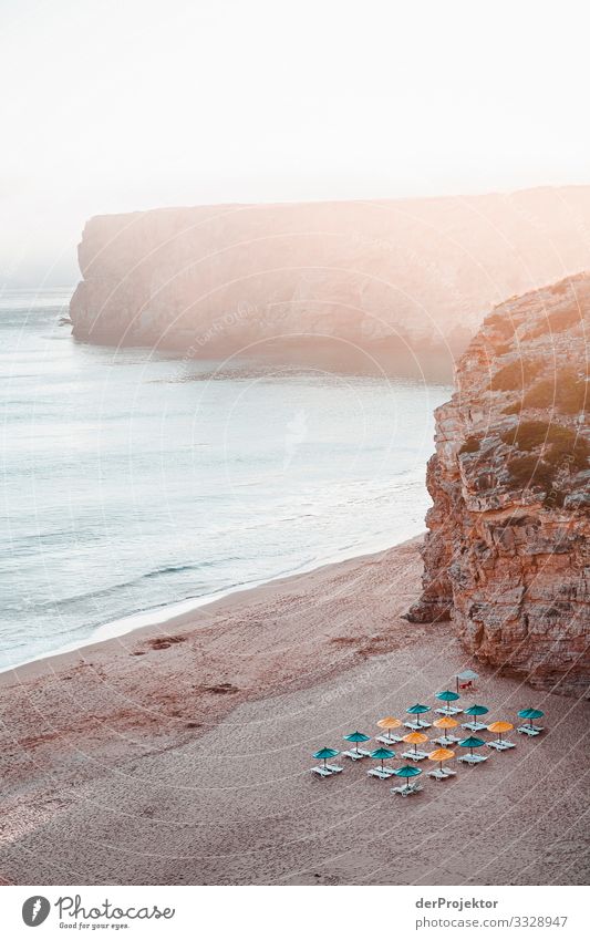 Strand an der Algarve Blick Panorama (Aussicht) Sonnenlicht Dämmerung Menschenleer Liegestuhl Lebensfreude Küste Sonnenaufgang Wellen Himmel Felsen