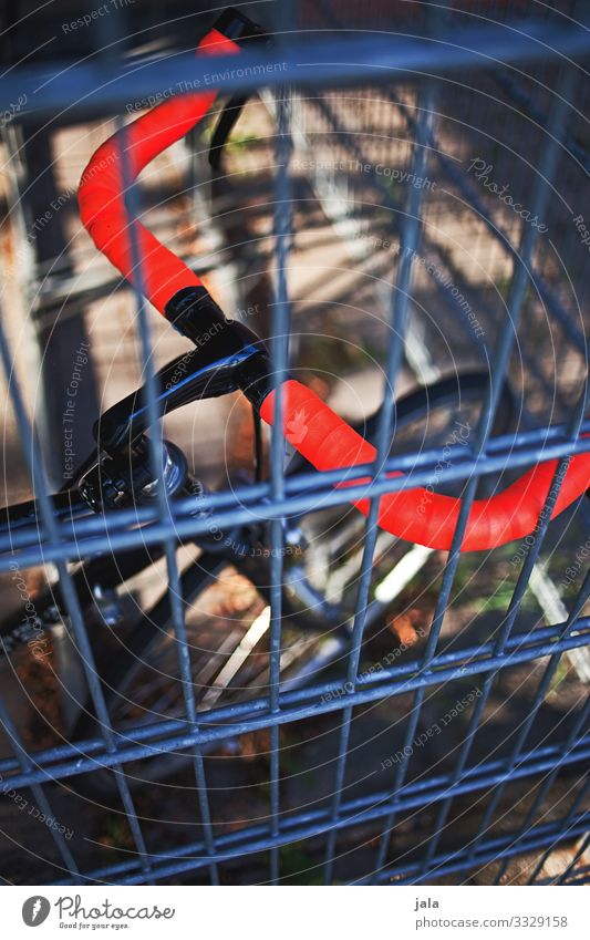 hinter gitter Freude Freizeit & Hobby Sport Fahrradfahren Rennrad Lenker Fahrradlenker rot Gitter Farbfoto Außenaufnahme Tag Licht Schatten Sonnenlicht