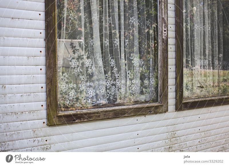 fenster Haus Hütte Fenster Gardine alt trist Farbfoto Außenaufnahme Menschenleer Tag