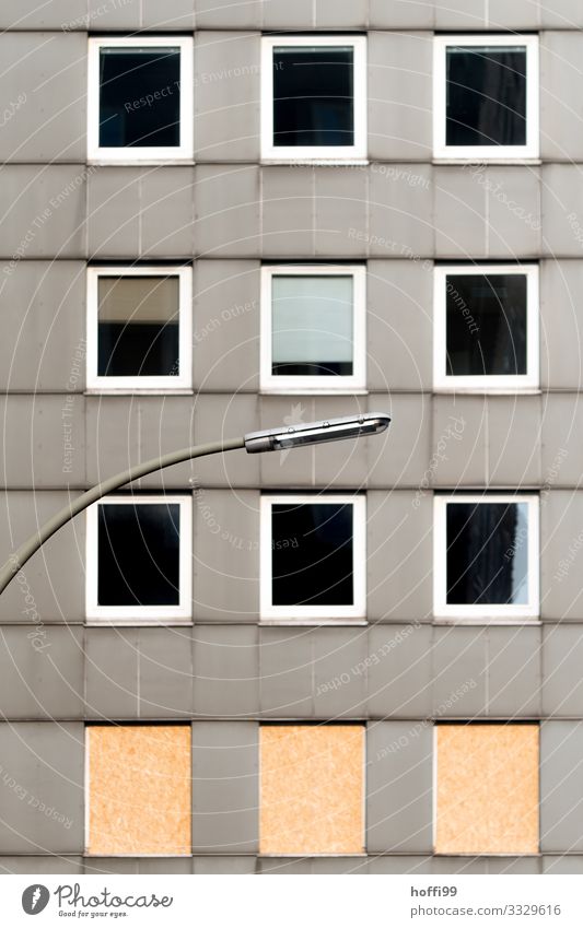 triste Hochhausfassade kurz vor dem Abriss /Rückbau Gebäude Mauer Wand Fassade Fenster Straßenbeleuchtung bauen Misserfolg modern planen Umzug (Wohnungswechsel)