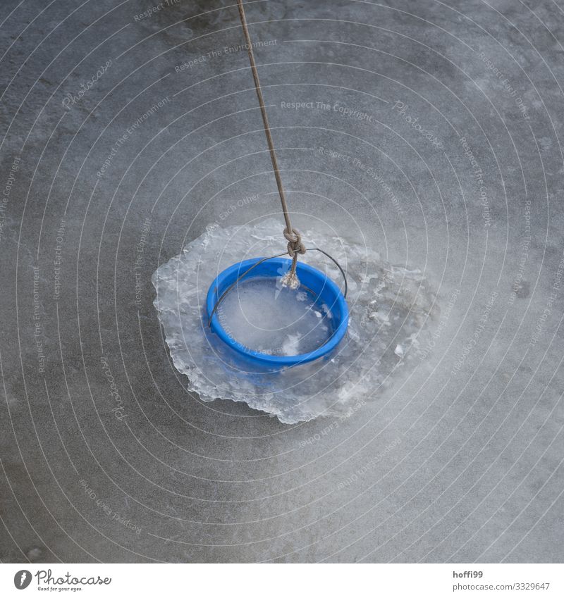 Eimer im Eis schlechtes Wetter Frost See Fluss Tragegriff Seil Eisfläche Wasser gefroren außergewöhnlich bedrohlich fest kalt kaputt nass natürlich rund stark