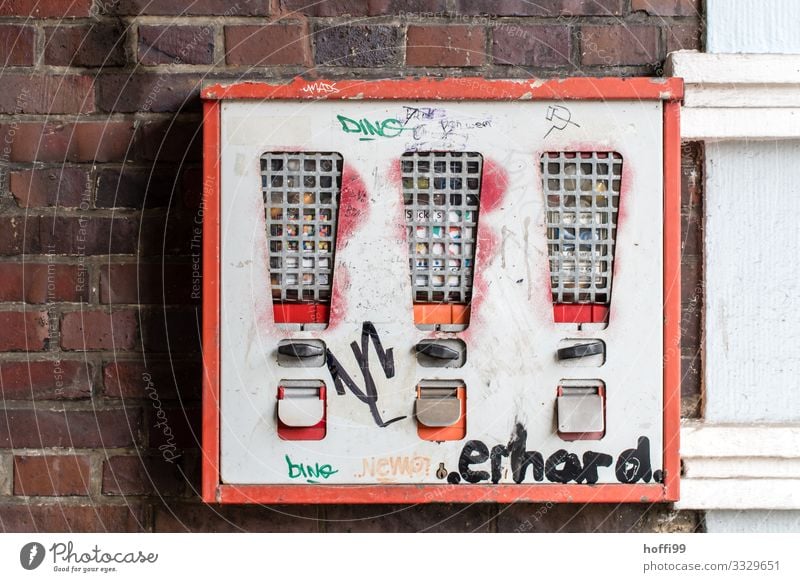 hinter Gittern Gebäude Mauer Wand Kaugummiautomat Automat Graffiti Sowjetunion alt ästhetisch Bekanntheit dreckig kaputt Kitsch retro Stadt Trauer Sehnsucht
