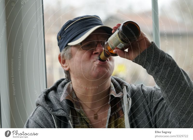 Menschen am Rand der Gesellschaft maskulin Männlicher Senior Mann 1 45-60 Jahre Erwachsene trinken einfach grau Laster Durst Einsamkeit Traurigkeit Farbfoto