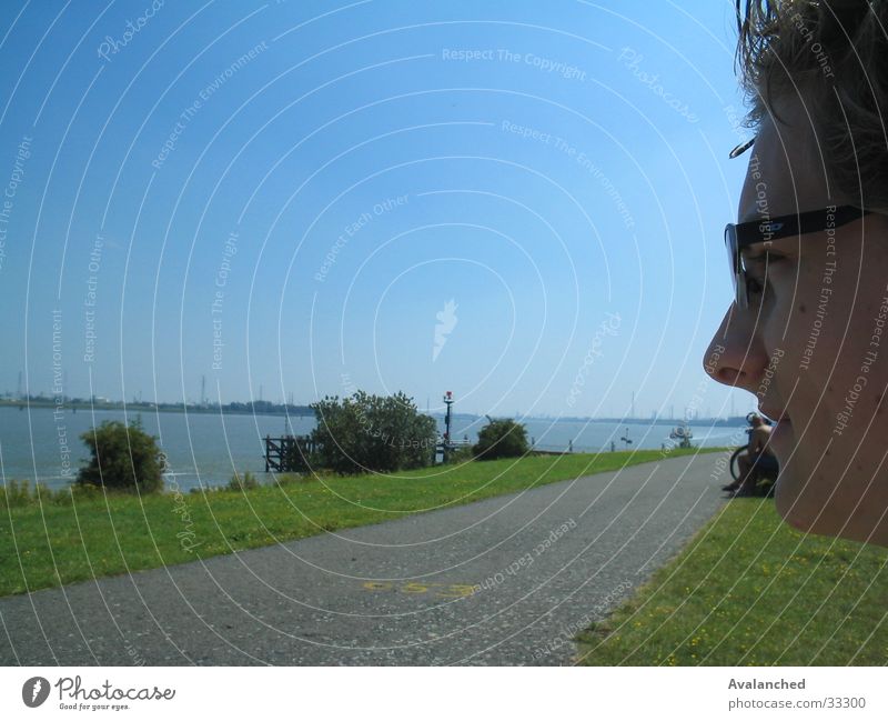 Mann mit optischer Vorrichtung Gras Meer Mensch Gesicht optische Vorrichtung kleines Holz gegangen Wasser Landschaft Wharf