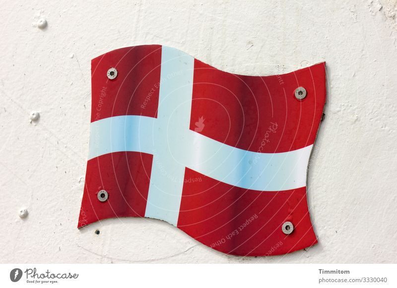 Dänische Flagge - Fertigprodukt Dänemark dänisch angeschraubt Nationalflagge rot bläulich weiß Hintergrund cremefarben Menschenleer Außenaufnahme Nationalstolz