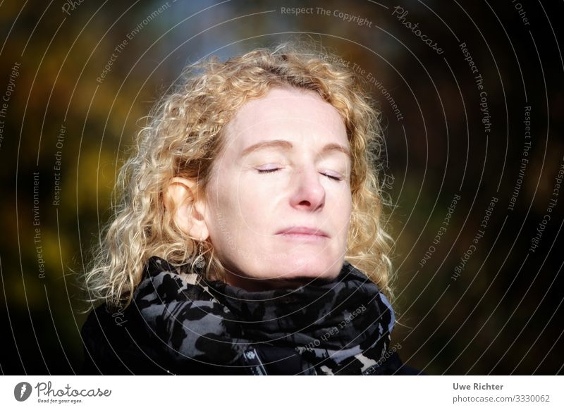 Frau genießt die Sonne feminin Erwachsene Gesicht 1 Mensch 45-60 Jahre Schal rothaarig langhaarig Locken atmen Erholung genießen träumen authentisch