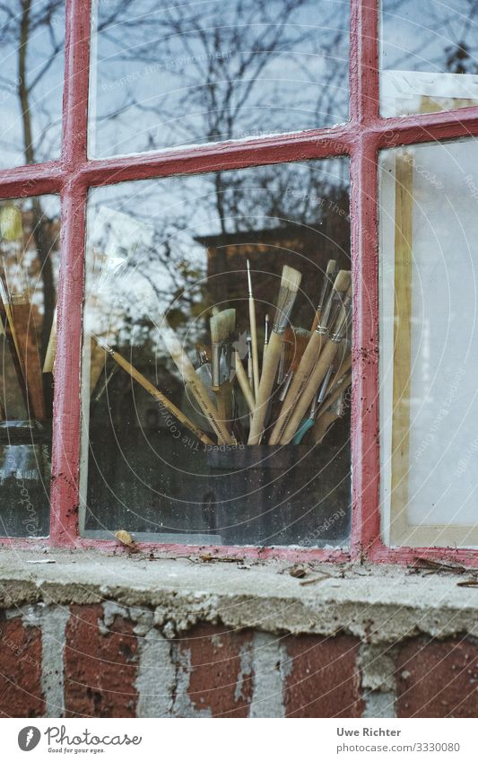 Pinsel hinter Fensterscheibe Freizeit & Hobby Basteln Kunst Kreativität Farbfoto Außenaufnahme Tag