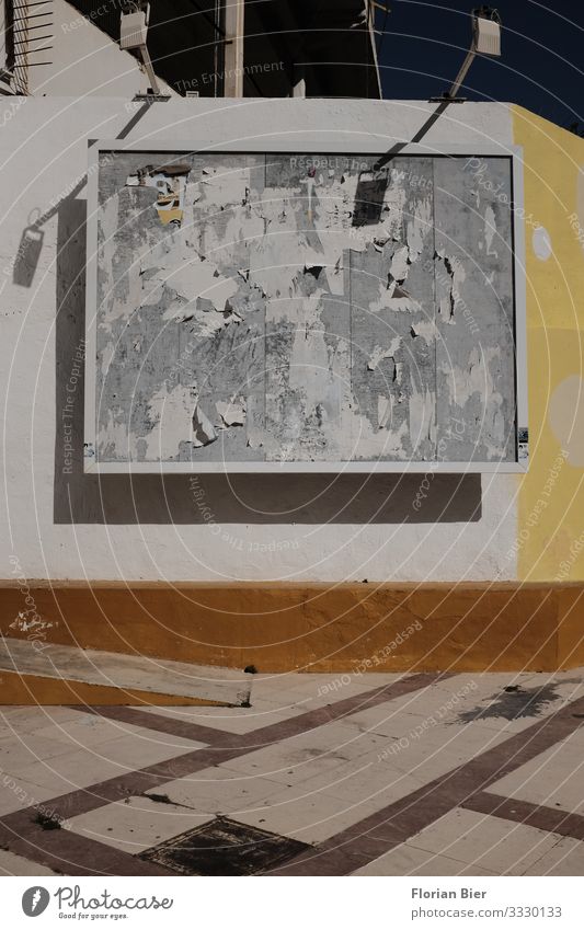 Die Künstler ziehen weiter Plakatwand Stein Holz alt dreckig nackt Stadt braun gelb grau Vorfreude Neugier Inspiration Vergangenheit Vergänglichkeit "Plakatwand