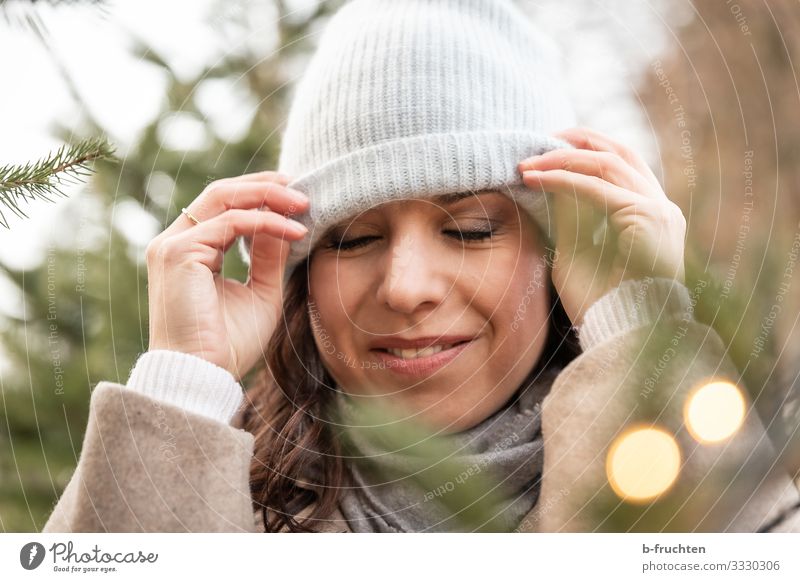 Frau, Portrait, Wollmütze Lifestyle kaufen elegant Stil harmonisch Erholung ruhig Meditation Freizeit & Hobby Erwachsene Gesicht 1 Mensch 30-45 Jahre Winter