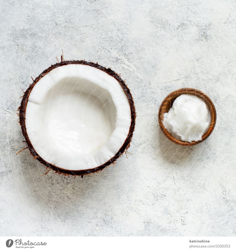Kokosnussöl in einer Schüssel und die Hälfte der Kokosnuss Gemüse Ernährung Vegetarische Ernährung Diät Schalen & Schüsseln braun grau weiß Erdöl Keton Kokosöl