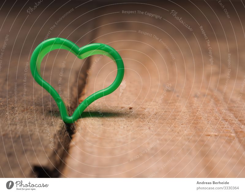 Small green heart shape on a rustic wooden table Stil Valentinstag Muttertag Geburtstag Zeichen Herz Liebe retro Sympathie Freundschaft conceptual Single frame