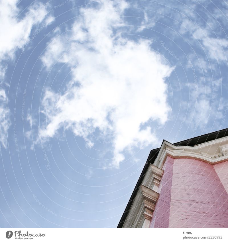 Eckhaus Froschperspektive Starke Tiefenschärfe Menschenleer Himmel Schönes Wetter Wolken Haus Bauwerk Fassade Architektur Gebäude dachüberstand Lebensfreude