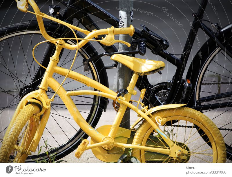 Wiedererkennungsmerkmal warten dunkel fahrrad alt fahrradlenker pause ausruhen abgestellt kabel metall gefährt gelb straße kinderrad angemalt angestrichen