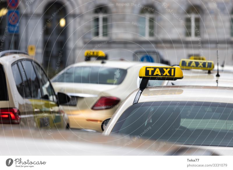 #Taxis Verkehr Verkehrsmittel Verkehrswege Autofahren Abenteuer Taxistand Farbfoto Außenaufnahme