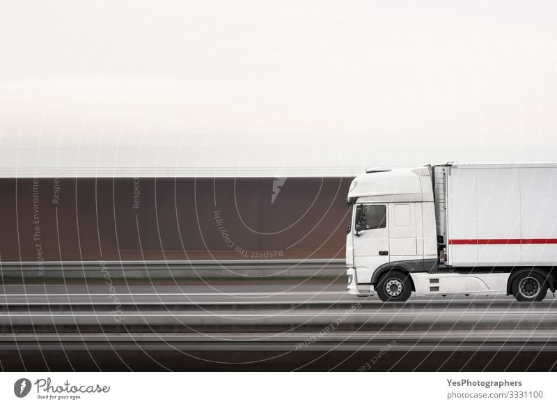 Weißer Lastwagen auf einer Autobahn. Lastwagenschwenkung. Selektiver Fokus Güterverkehr & Logistik Verkehr Straßenverkehr Fahrzeug Container fahren