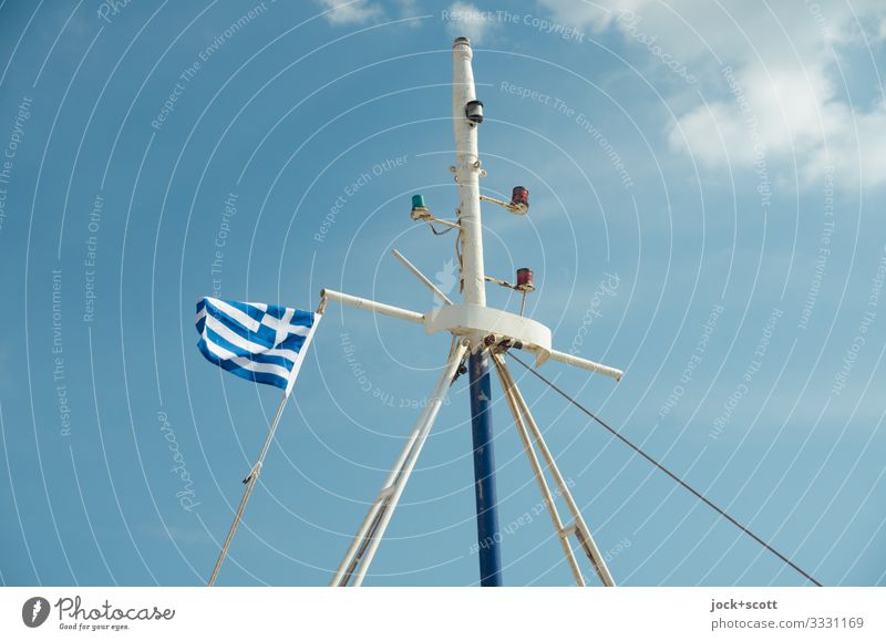 unter Flagge fahren Ferien & Urlaub & Reisen Himmel Wolken Schönes Wetter Griechenland Fischerboot Motorboot Nationalflagge Mast authentisch einfach hoch lang