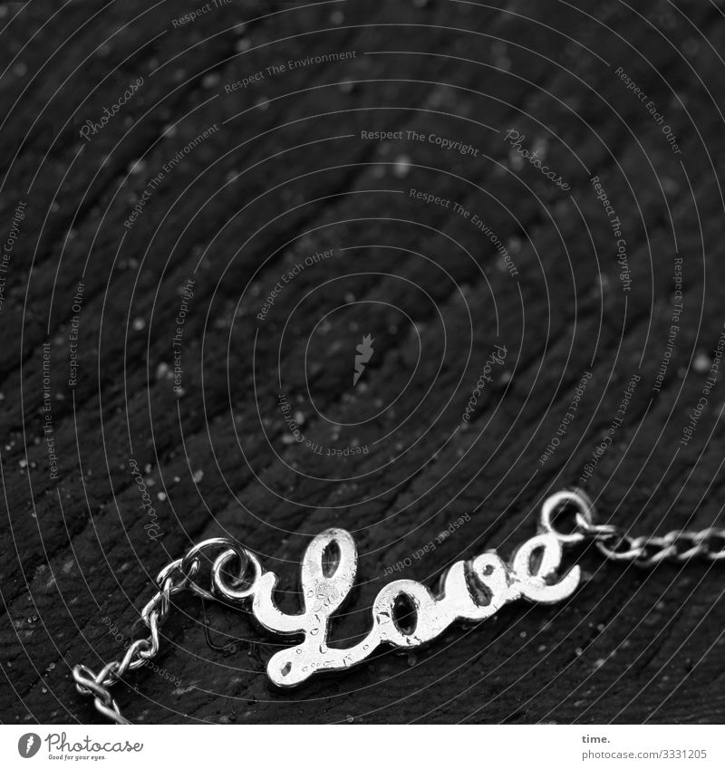 Lost Mädelskrams | Geschriebenes Schmuck Halskette Kette Anlegestelle Holz Metall Linie Streifen leuchten dunkel Kitsch trashig trist Liebe Verliebtheit Treue