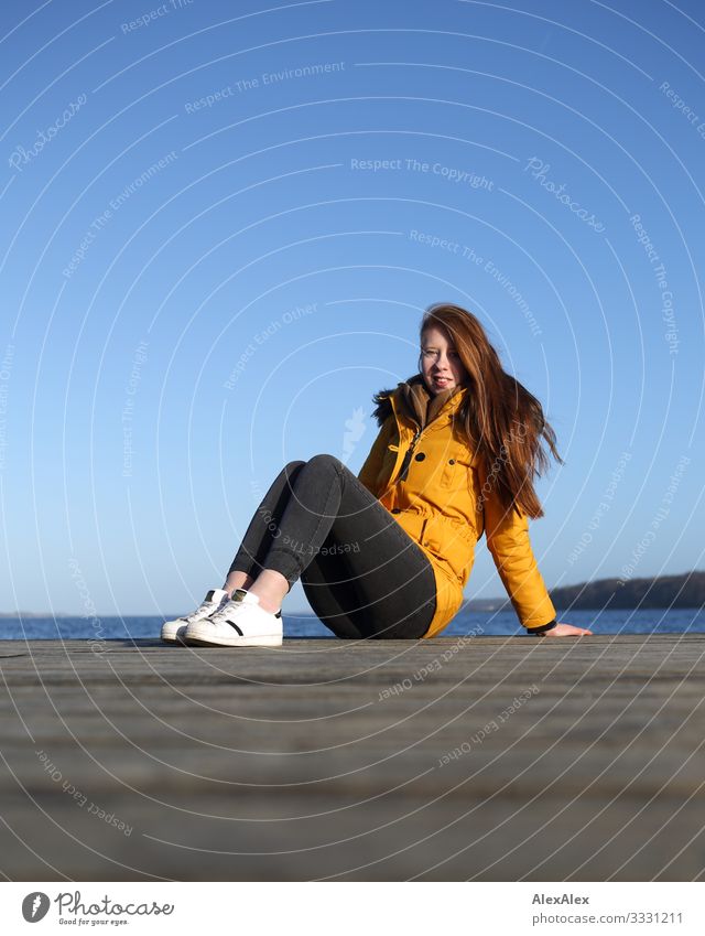 Junge Frau sitzt auf einem Steg am Meer Lifestyle Freude schön Wohlgefühl Ferien & Urlaub & Reisen Ausflug Holzfußboden Jugendliche 18-30 Jahre Erwachsene