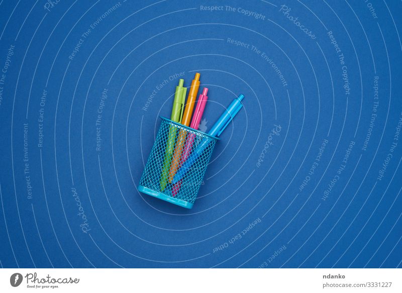 mehrfarbige Kunststoff-Kugelschreiber Schule Business Container Schreibstift Metall trendy blau Idee Hintergrund Korb Behälter Entwurf entsorgen Gerät Müll