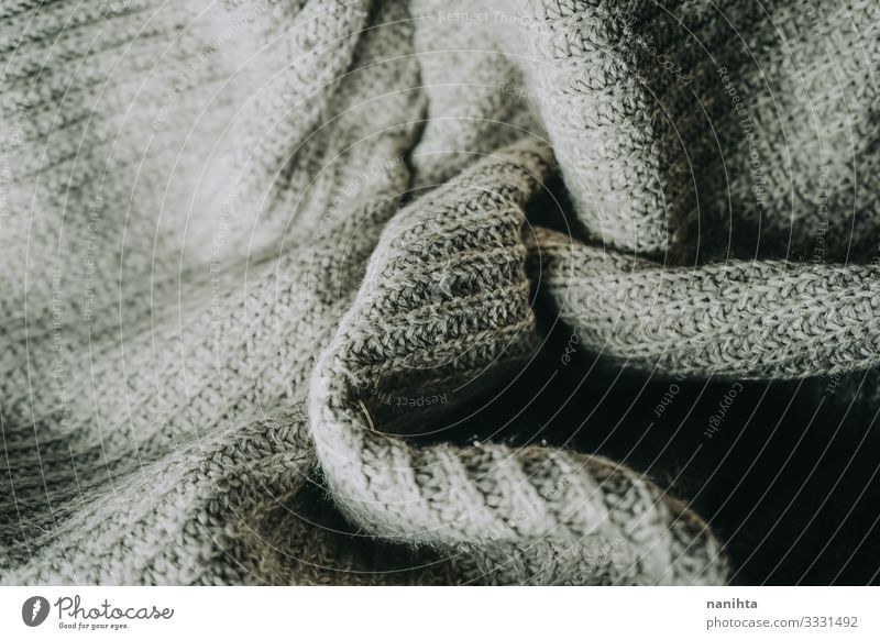 Detail der warmen Wollkleidung Wolle Wollstoff Textur Textil weich Winter Oberfläche Kontrast winken grau Monochrom Kleidung Bekleidung Mode Tapete abstrakt