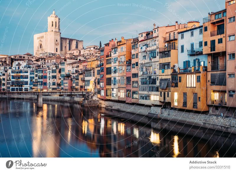 Malerische Häuserlandschaft an der Promenade bei Tag Girona Landschaft Spazierweg Appartement Gebäude lokalisieren Kanal Wasser Brücke Stadt Sommer Architektur