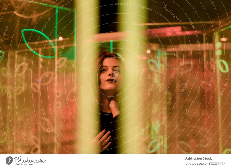Weiblicher Teenager in Neonlicht Hipster Stil neonfarbig Zeichen Frau lässig Körperhaltung Mode Licht cool Design brünett Kultur tausendjährig Kunst Großstadt