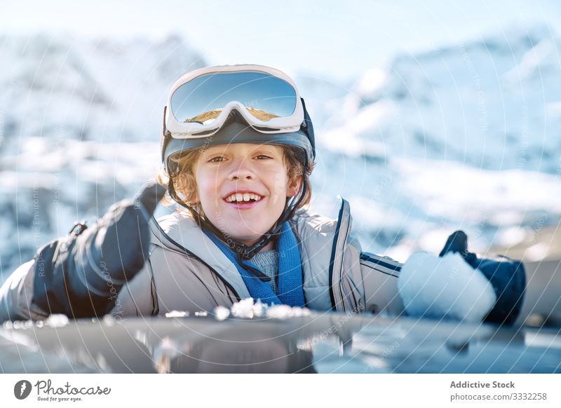 Fröhlicher Junge macht Schneeball im Auto Winter PKW Lächeln rollen Resort sonnig tagsüber Kind Erholung Lifestyle Glück heiter erfreut optimistisch Fahrzeug