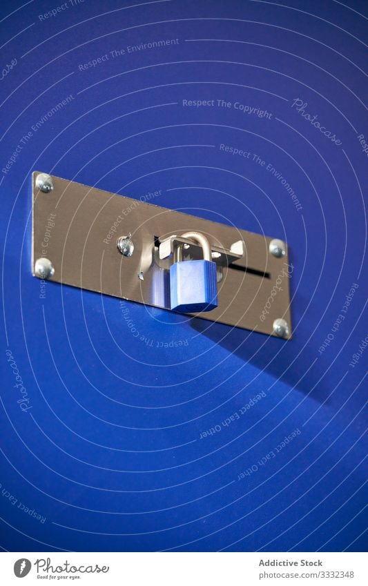 Blaue Vorhängeschlösser an einer blauen Tür Schloss sicheres Sicherheit Vorhängeschloss Schutz privat behüten Metall Objekt gesichert Privatsphäre bewachen