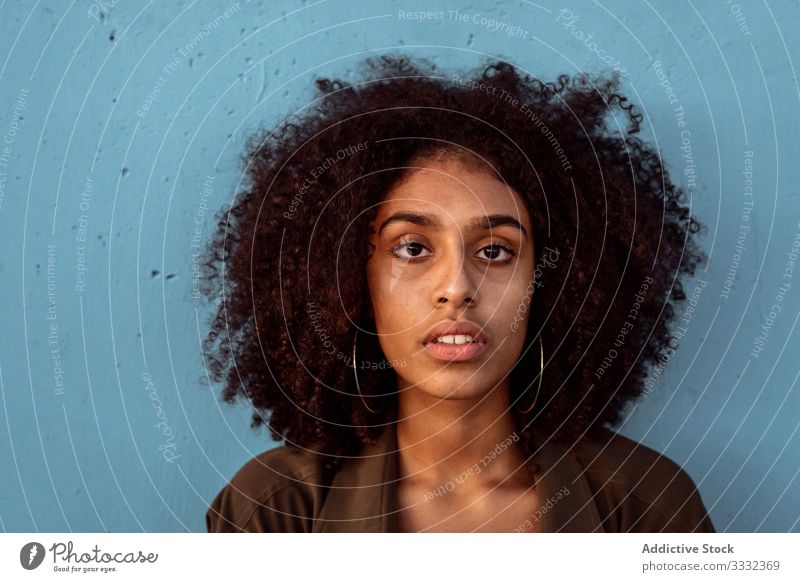 Junge schwarze Frau, die mit intensivem Blick in die Kamera schaut traurig Porträt Herausforderung Afroamerikaner jung unglücklich verärgert betroffen