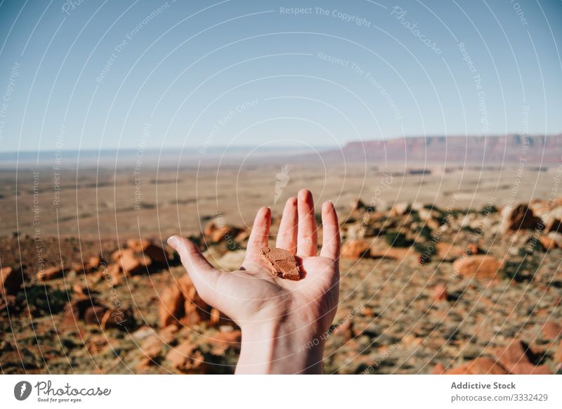 Gesichtsloser Mann mit Stein in der Hand in der Wüste erkunden wüst Düne Himmel trocknen USA reisen Panorama Reise männlich Tag Urlaub Natur Sommer Zustand Typ