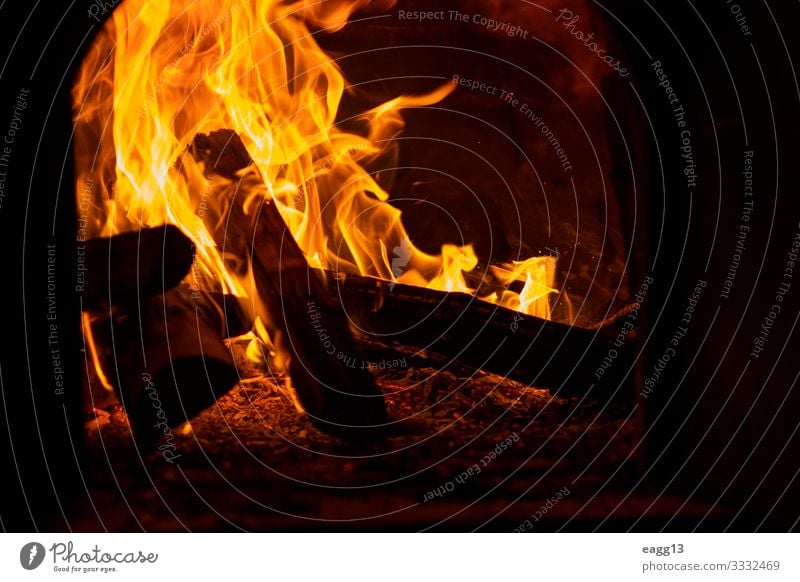 Ansicht der von einem Lagerfeuer erzeugten Flamme Camping Feuer Wärme heiß hell rot gefährlich Energie Brand lodernd Brandwunde brennend verbrannt Kohlenstoff