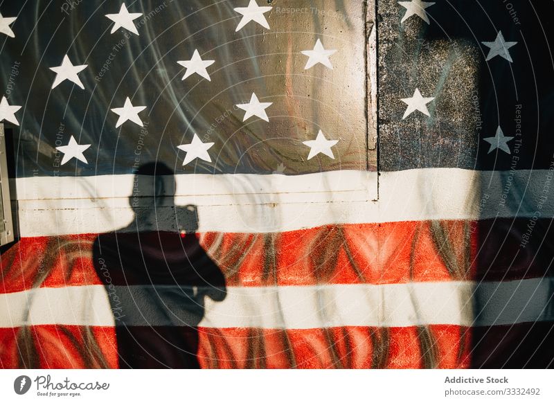 Mann fotografiert Graffiti mit der Flagge der USA Foto Kunst Urlaub Fahne Fotokamera benutzend Silhouette Venice Beach reisen männlich Abenteuer Symbol