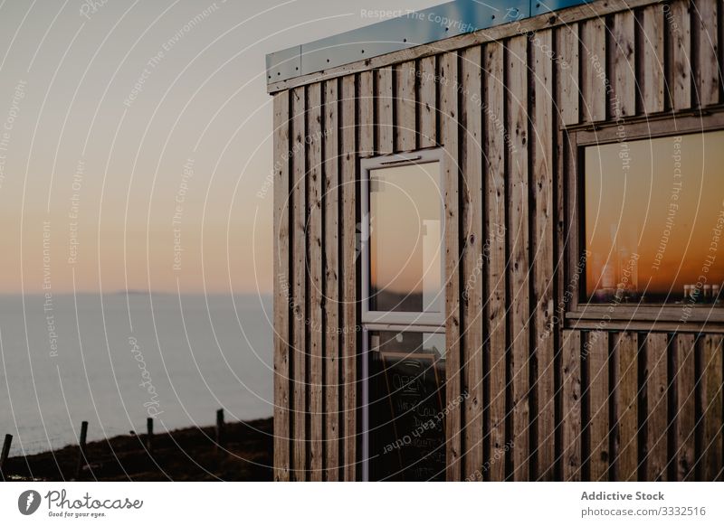 Hölzernes Ferienhaus mit Bergblick in rauchiger Sonnenuntergangsfarbe Haus Cottage hölzern Fenster rauchend Farbe kompakt Café Markierungstafel Speisekarte