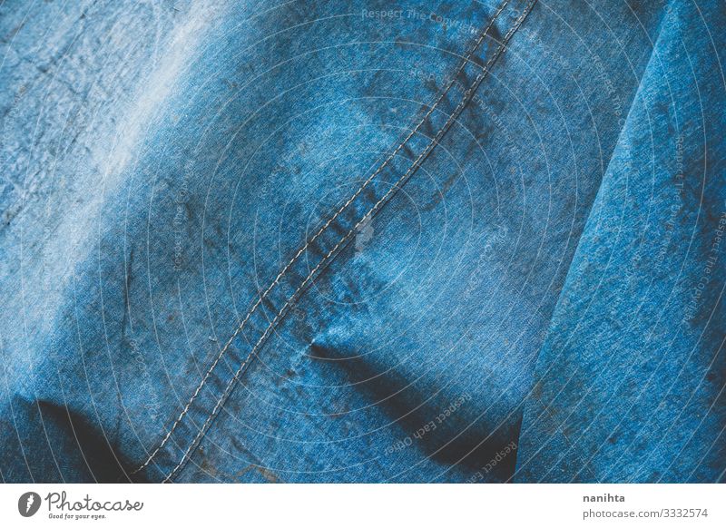 Blaue, schmutzige und altblaue Textiltextur Wellen Jeanshose dreckig einfach natürlich Nähen Konsistenz texturiert Falte Töne kalt kalte Töne Oberfläche