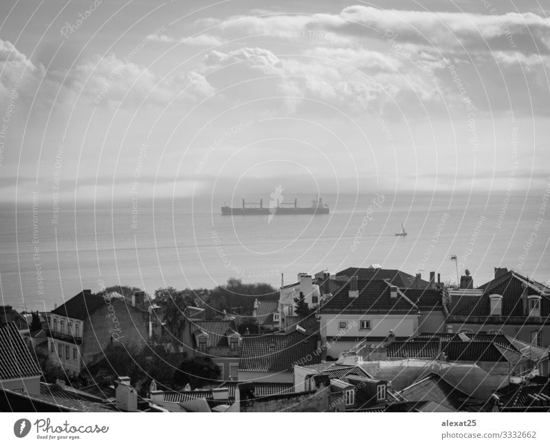 Schiff in schwarz-weiß Verkehr Schifffahrt Containerschiff verkaufen Großstadt Schwarzweißfoto Landschaft Lissabon Portugal keine Menschen MEER Wasser